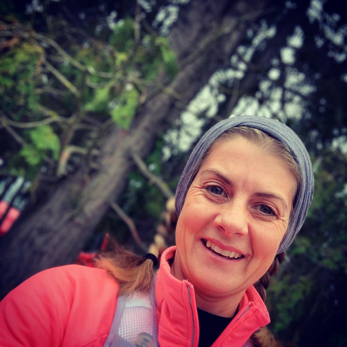 MarathonMum2's tweet photo. Wow! Very tough 17 miles today, sun, rain and wind so strong I could hardly move. Great surprise-my family meeting me, was the boost I needed. #londonmarathon2020 #londonmarathontraining #teammrf #meningitis #sepsis #ukrunchat #runningmum #runningmotivation #run https://t.co/b0efRVJlZz