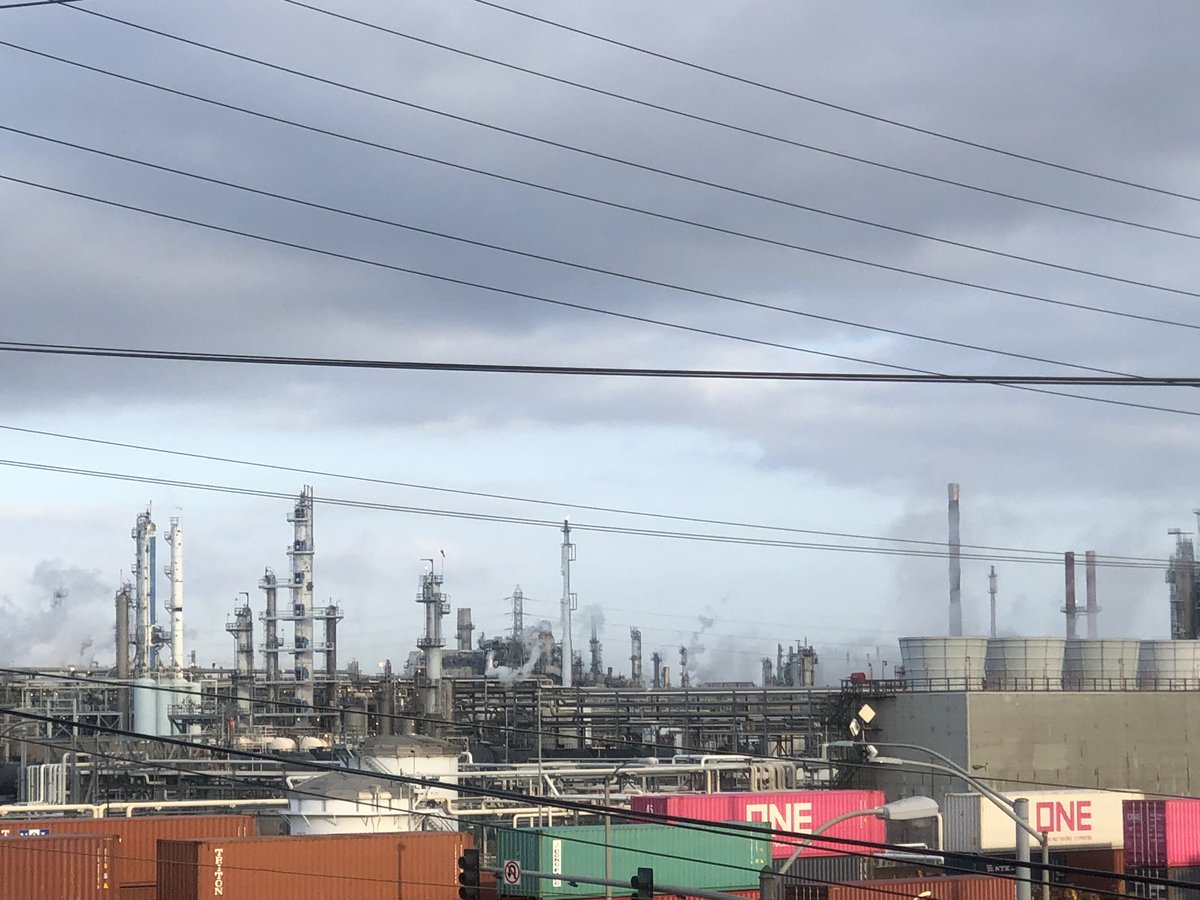 barryv31's tweet photo. From the trails @AravaipaRunning #blackcanyon100k to the refineries of Wilmington. 😳 #missingaz #ultrarunning @NewtonRunning @lululemon Back to scenery next week @otillorace 👍 #otillocatalina https://t.co/7KeGJSEQyE