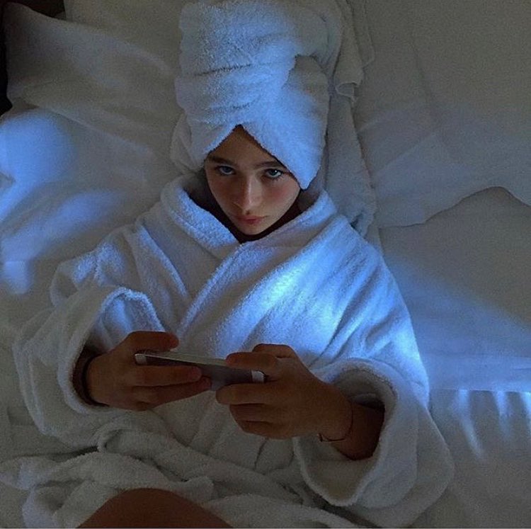 —mientras se alistaba junto a su mamá y su hermana (@BrieLxrsnB <a href="/HxileeB/">Hailee</a>) para los #TeenRB19  le sacan una foto y la publica en instagram —