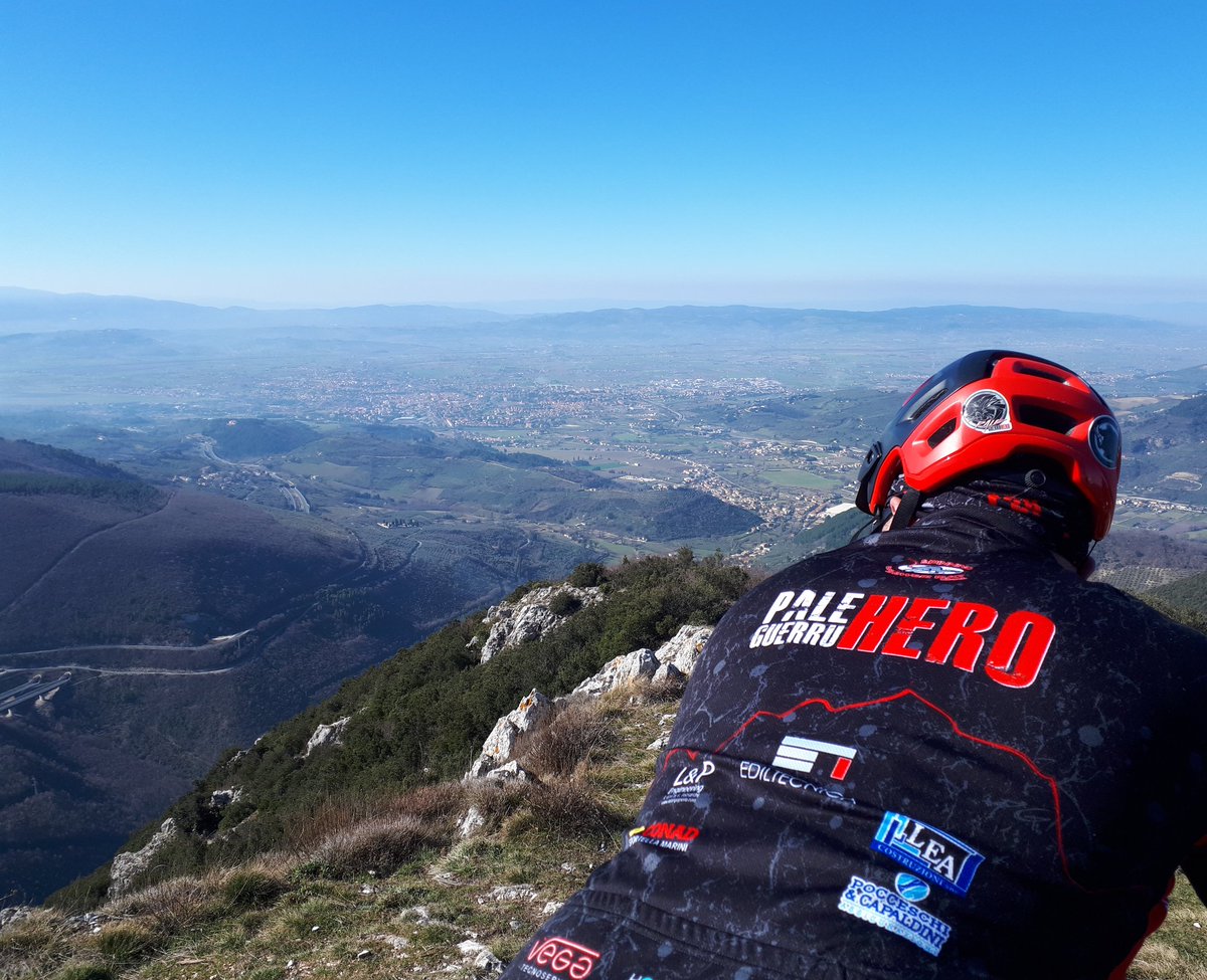 paleguerruhero's tweet photo. La #Valleumbra vista dalla croce di #Pale #Foligno #Umbria @bicimagazineit @MTB_VCO @mtbmagcom @MtbTalks 
#Foligno #Umbria 
#pgh19 #hero #Valmenotre #parcodicolfiorito #appennino #mountainbike #mtb #bici #bicicletta #crosscountry #umbria #mtbtrail #mountainbikelife #mtbiking https://t.co/CE7j2Xhx63