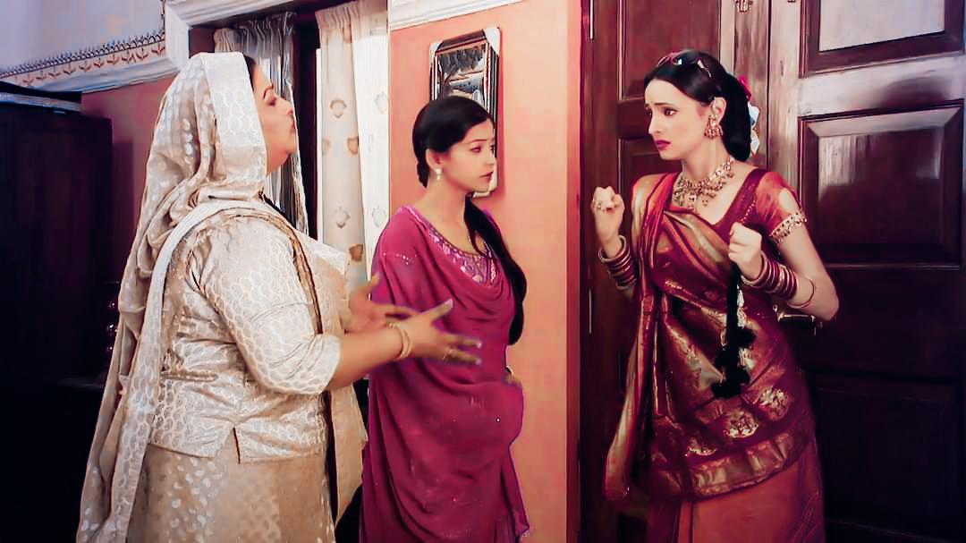 Buaji: Darwazay pe kaun hai?Khushi: Ainaa  #SanayaIrani  #IPKKND  #IPKKNDRewind