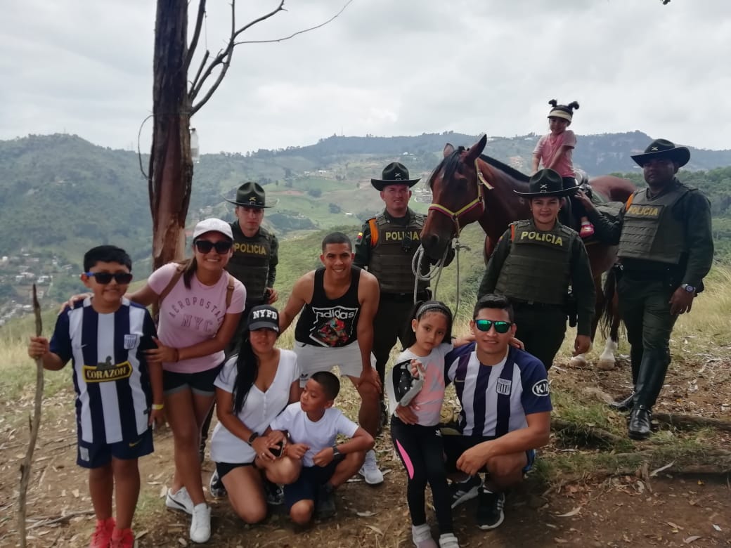 VocacinPolicia1's tweet image. Nuestros Carabineros #Meval brindan acompañamiento a los principales cerros tutelares de #Medellin, brindando #Seguridad y #Convivencia #SISER @CarabinerosCol @PoliciaMedellin