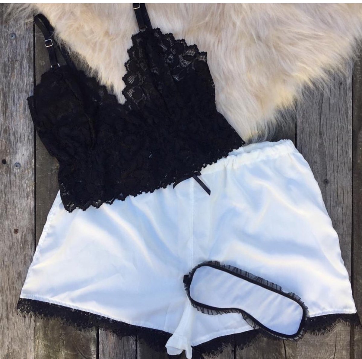 Enaaaaaaana's tweet photo. Chicas traigo estos pijamas tambien para vender, la que pueda ayudarme con MG!! Son de 3 piezas💣 Y doy a pagar en 2 veces SIN INTERES ♥️✨💪🏼 https://t.co/2FYLaNW8dR
