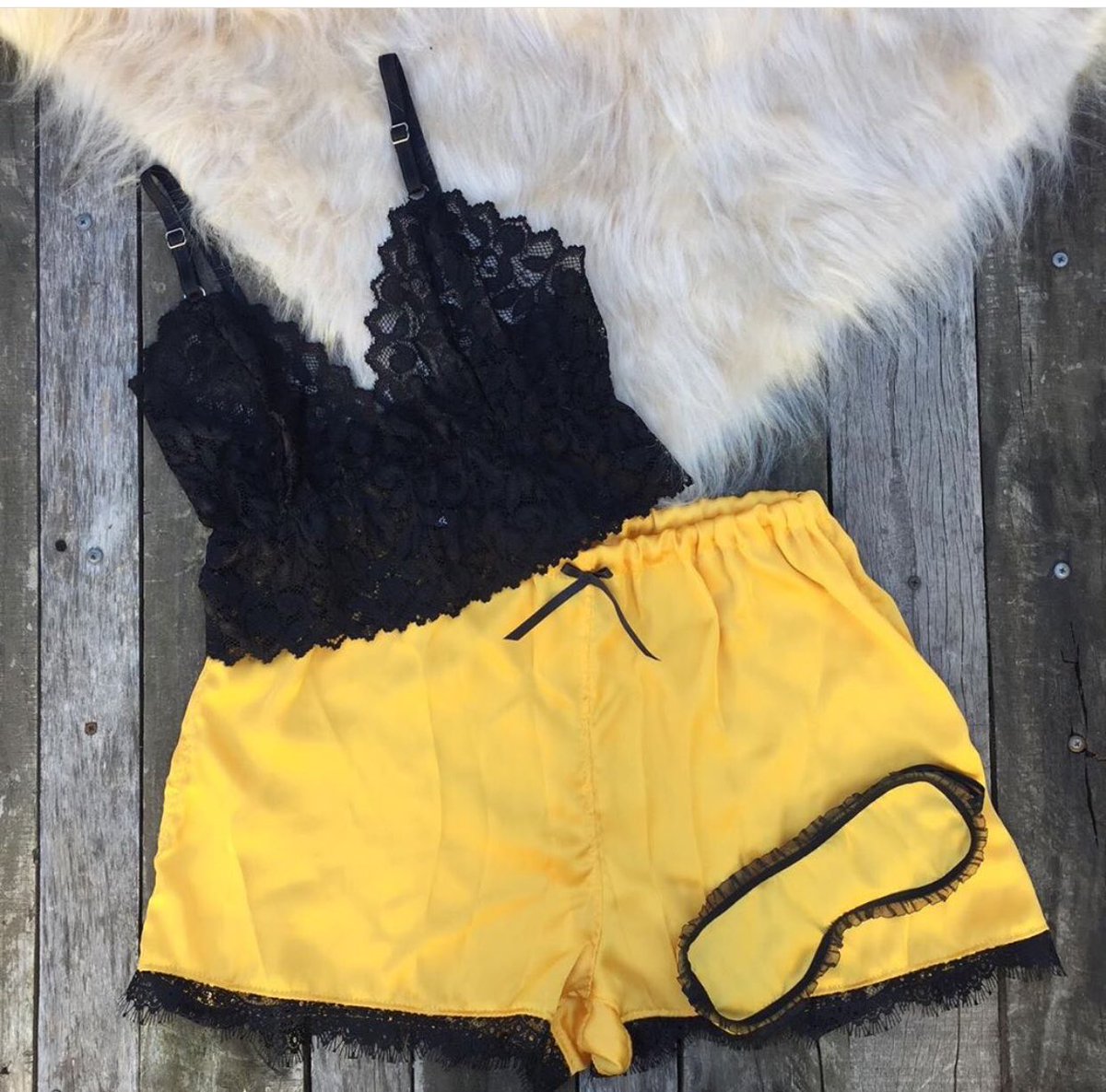 Enaaaaaaana's tweet photo. Chicas traigo estos pijamas tambien para vender, la que pueda ayudarme con MG!! Son de 3 piezas💣 Y doy a pagar en 2 veces SIN INTERES ♥️✨💪🏼 https://t.co/2FYLaNW8dR