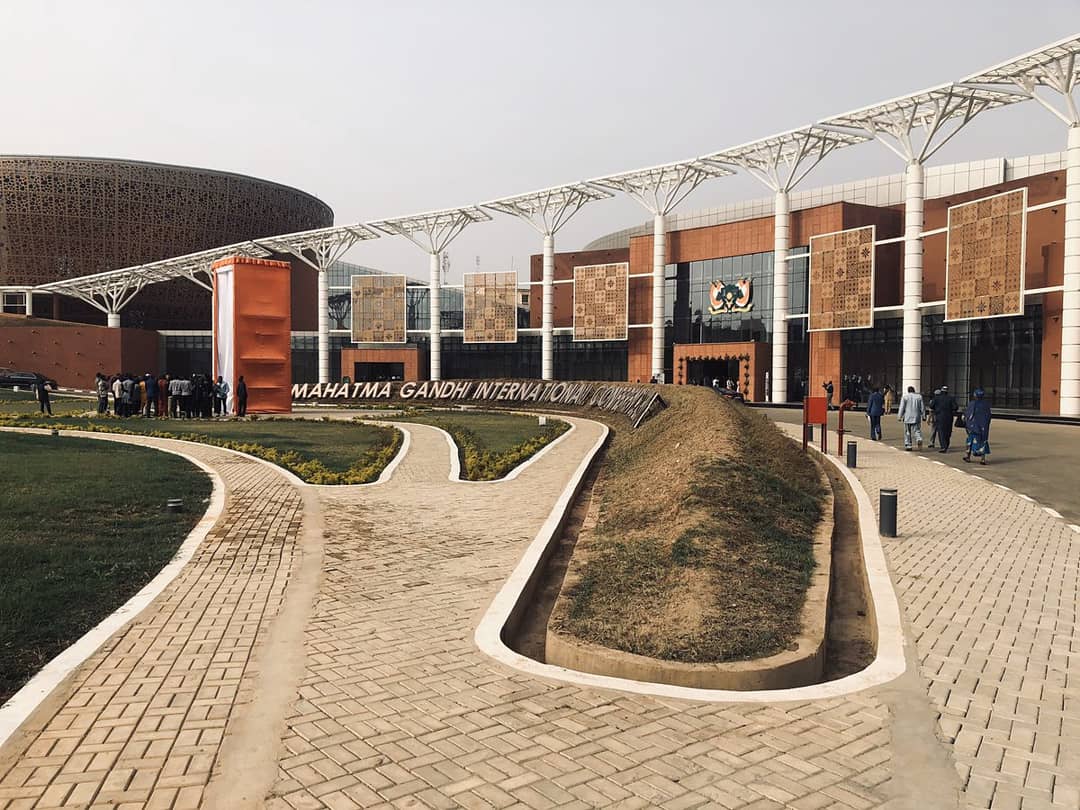 227Stylist's tweet photo. #Niger 🇳🇪
#Modernisation 🇳🇪
#Developpement 🇳🇪

Le centre de conférence internationale Mahatma Gandhi, une merveille Architecturale 🙌🏾🙌🏾🙌🏾

Inauguré le 21 Janvier 2020 par le président de la République Issoufou.....
Pour lui la suite, allez sur ce lien :
https://t.co/TYf39hXfBp https://t.co/YH0CeWVCLX