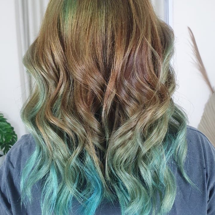 nelysia's tweet photo. Wanted a full head of turquoise, it turned out to be ombré 🤦🏻‍♀️😂 #asianproblem https://t.co/mm1YbgArTS