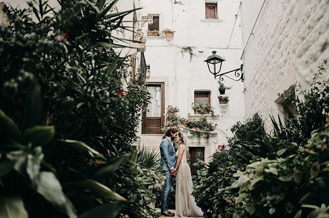 fotogravina's tweet photo. An intimate moment in an authentic angle of the old town of Locorotondo. Lia and Matt came from Australia to Apulia for their wedding at @leonardo_trulli_resort . Finally married!
- -
#love #weddingphotographer 📷 
#wedding #apulia #yourperfectwedding… https://t.co/GU073CLMZf https://t.co/3OmryJW2pY