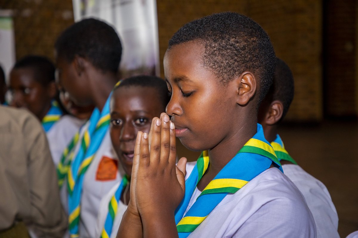 RwandaScouts's tweet photo. Mu muhango wo gusoza Icyumweru cy'Ibikorwa byAbagide n'Abaskuti muri @HuyeDistrict, hakiriwe amasezerano y'Abaskuti bashya 57 
Kobwa: 42
Hungu: 15
#GuidingandScoutingWeek2020
#FounderDay2020
#ThinkingDay2020
@guidesrwanda https://t.co/WFYeTdqINy