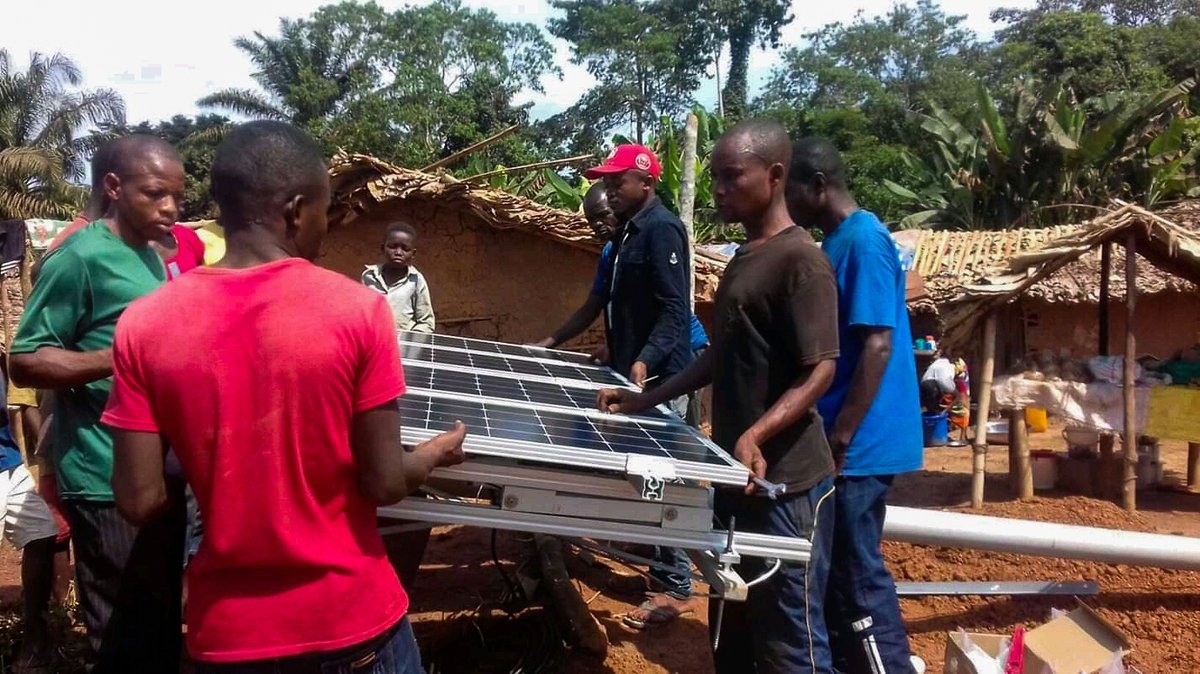 BMedicalSystems's tweet photo. It’s always a delight to see such smiles on children’ faces 😊!
📸from the Democratic Republic of Congo, where our partner equipped health centres with our solar technology https://t.co/iAWSKFzwyx #VaccinesWork #ColdChain #Sun4Health
@MinSanteRDC @UNICEFDRC @gavi @AndyInDRC https://t.co/hxZmvG7CZ6