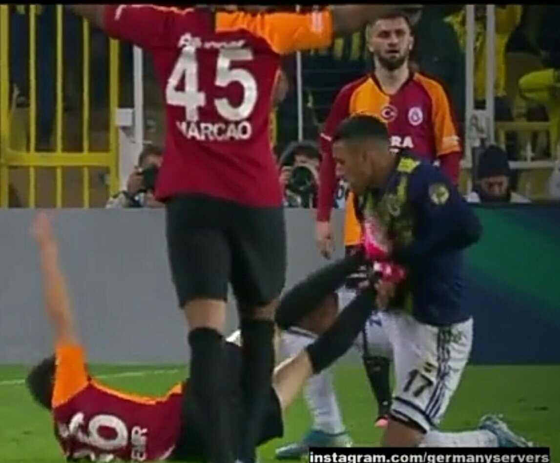 helinn09's tweet photo. Ben bi fark göremiyorum #FBvGS https://t.co/rqU6z0XH3k