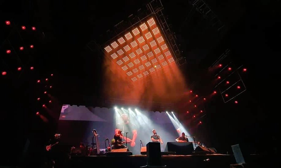 AlboranTeam's tweet photo. #Fotos Esplendida noche de @pabloalboran con su #TourPrometo llenando ayer el @plazaarenaperu de Lima (Perú 🇵🇪) con un público que cantó, bailó y se emocionó con el malagueño en su segunda visita al país durante esta gira 👏🏼.
➕📸 #TourPrometoLima
https://t.co/Jb54dvcwsn https://t.co/CqlyOxz8qy