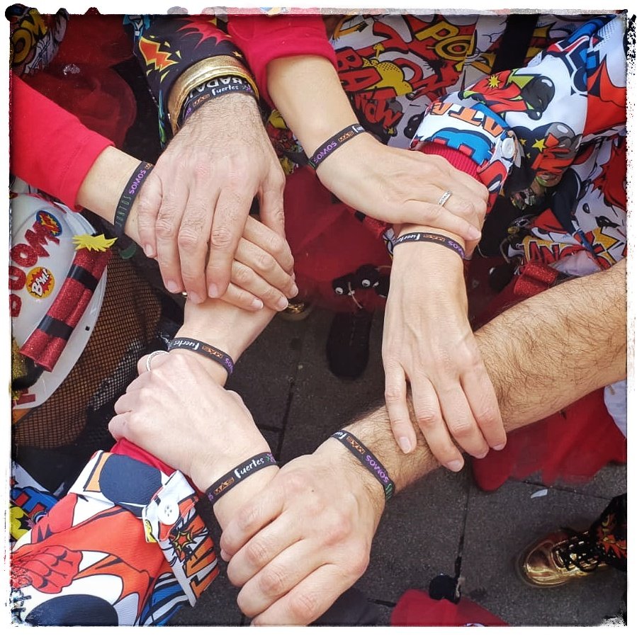 La Asociación de Esclerosis Múltiple <a href="/empacense/">empacense</a> con el Carnaval de Badajoz. Magnífico desfile y magnífica retransmisión por <a href="/cextremadura/">Canal Extremadura</a> Saludos a los Presentadores 😊 Gran trabajo!!! #carnavalCEX #pulseraempacense #juntossomosmasfuertes