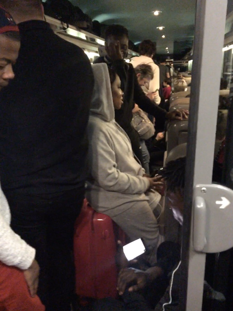 Charlene_Gr's tweet photo. Le ter n°17764 remercie la @sncf pour les conditions de voyages misérables. Un vrai plaisir de passer 3h debout entassée entre 2 wagons https://t.co/k8aoM8LiEd