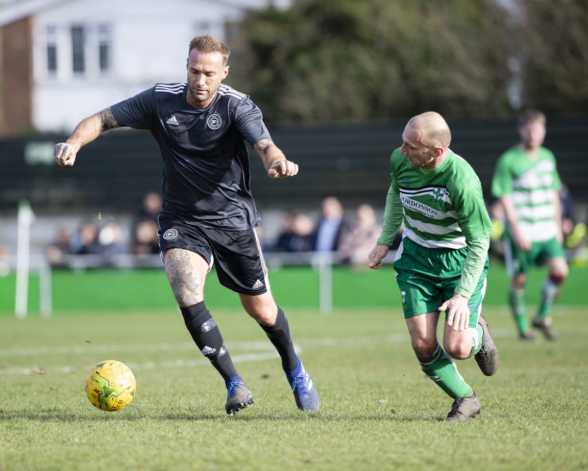 Mand_davies5's tweet photo. Some action from the @walthamabbeyfc Vets Charity Match vs #F2FC #EdiesFight @HertsMercury https://t.co/pbrgKXRXUR