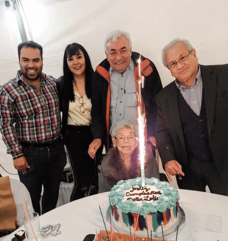 91 años y sigue bailando con la misma sonrisa. ¡Feliz cumpleaños a mi hermosa madre! Gracias a Dios por un año más de vida.