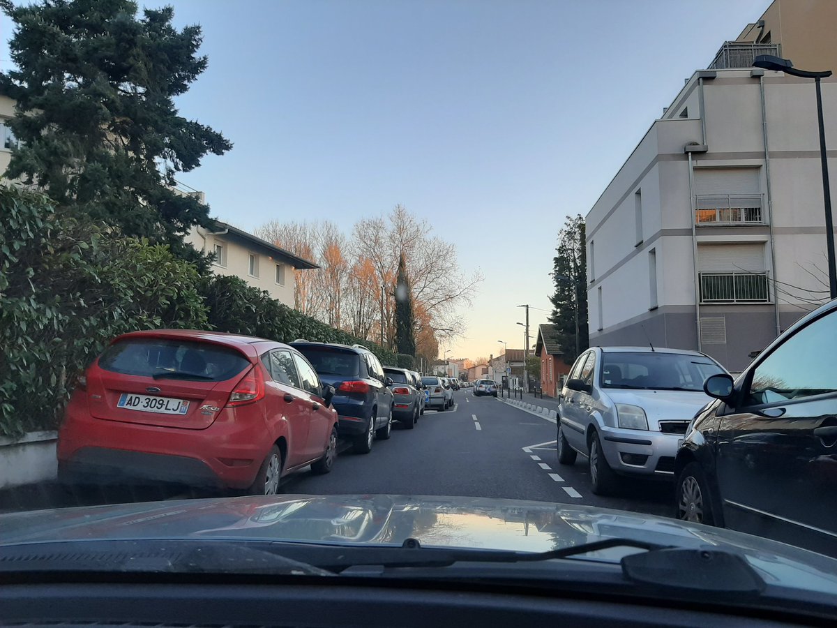 MAP561's tweet photo. @actutoulouse @actufr @StadeToulousain @didierlacroix Jour de match aux 7deniers, pour la voiture tout est permis. Se garer sur les rond-point, les trottoirs, les pistes cyclables et même les bandes d arrêt d urgence.... Mais là trop dangereux de prendre la photo... https://t.co/2I7KxKm2Md