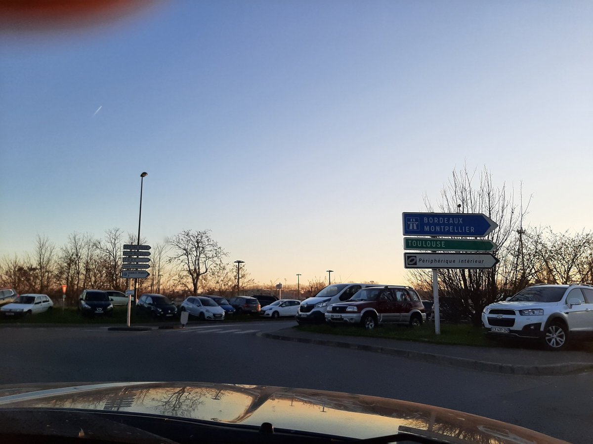 MAP561's tweet photo. @actutoulouse @actufr @StadeToulousain @didierlacroix Jour de match aux 7deniers, pour la voiture tout est permis. Se garer sur les rond-point, les trottoirs, les pistes cyclables et même les bandes d arrêt d urgence.... Mais là trop dangereux de prendre la photo... https://t.co/2I7KxKm2Md