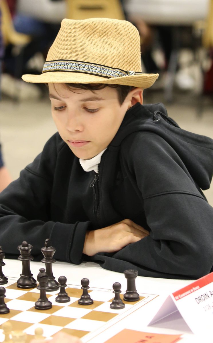 Bravo Augustin ! Avec une performance à plus de 2400 à l'Open A de Cannes Augustin Droin, encore benjamin, remporte les points Elo synonymes de l'accès au titre de Maître FIDE. Il est le second jeune Nomad à réussir cet exploit après le pupille Marco Materia en décembre dernier.