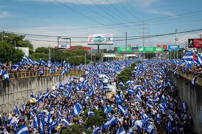 a_volvera's tweet photo. Juntos somos Nicaragua. Somos un volcan.
#SOSNicaragua

Lo que pasó ayer fue el primer intento de manifestación del año. Daba la impresión que "la calle" se había apagado.

Los motores aparentan estar calentándose, la guardia anda despavorida. https://t.co/Vflde5Jndk
