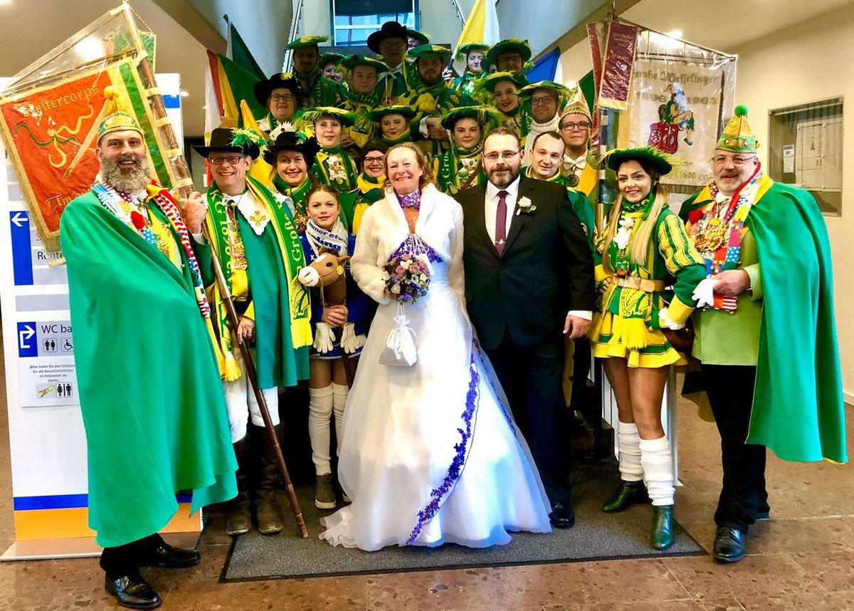 GroWeKa's tweet photo. Am Karnevalssamstag hat unser Mitglied im Reitercorps Jürgen seine Petra geheiratet. Da haben wir es uns natürlich nicht nehmen lassen vor dem Kinderzug noch persönlich zu gratulieren! Für eure gemeinsame Zukunft wünschen wir euch alles Gute 💛💚
#hochzeit #spalier #standesamt https://t.co/YMKAWG4yXa