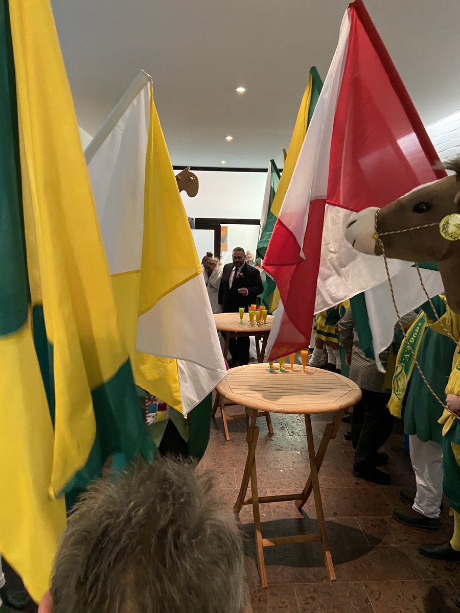GroWeKa's tweet photo. Am Karnevalssamstag hat unser Mitglied im Reitercorps Jürgen seine Petra geheiratet. Da haben wir es uns natürlich nicht nehmen lassen vor dem Kinderzug noch persönlich zu gratulieren! Für eure gemeinsame Zukunft wünschen wir euch alles Gute 💛💚
#hochzeit #spalier #standesamt https://t.co/YMKAWG4yXa