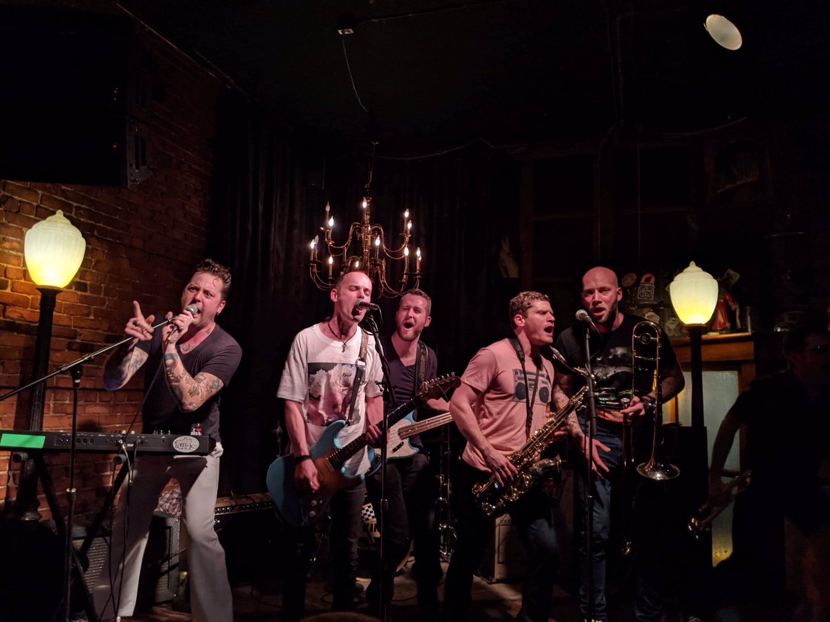 TheKingsSeattle's tweet image. Best of times Friday night at our SOLD OUT record release at @ConorByrnePub Pub with Alfredo Ghosts!!
Couldn’t have asked for a better crowd!!! Thanks to everyone that made it shake!! So much luv! see you again real soon!🏁💋 #lovetrouble #thekingsseattle