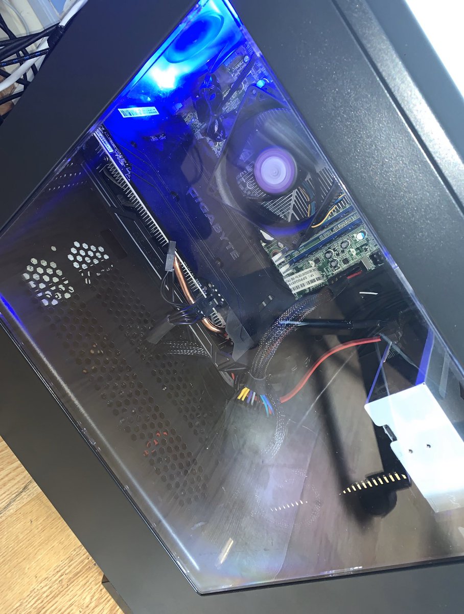 Giving away my old pc 
I7 7700k 
1060 
16 GB RAM 

To enter you have to 
-follow <a href="/splasheyy/">Splasheyy</a> 
-RT this tweet 
-Tag 2 friends 
Good luck!    1/2