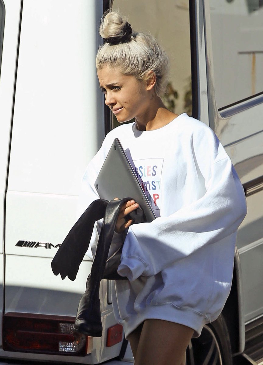 throwbackagb's tweet photo. Candids of Ariana in Los Angeles, California 2 years ago today (23rd February 2018) https://t.co/be9dYOG02P