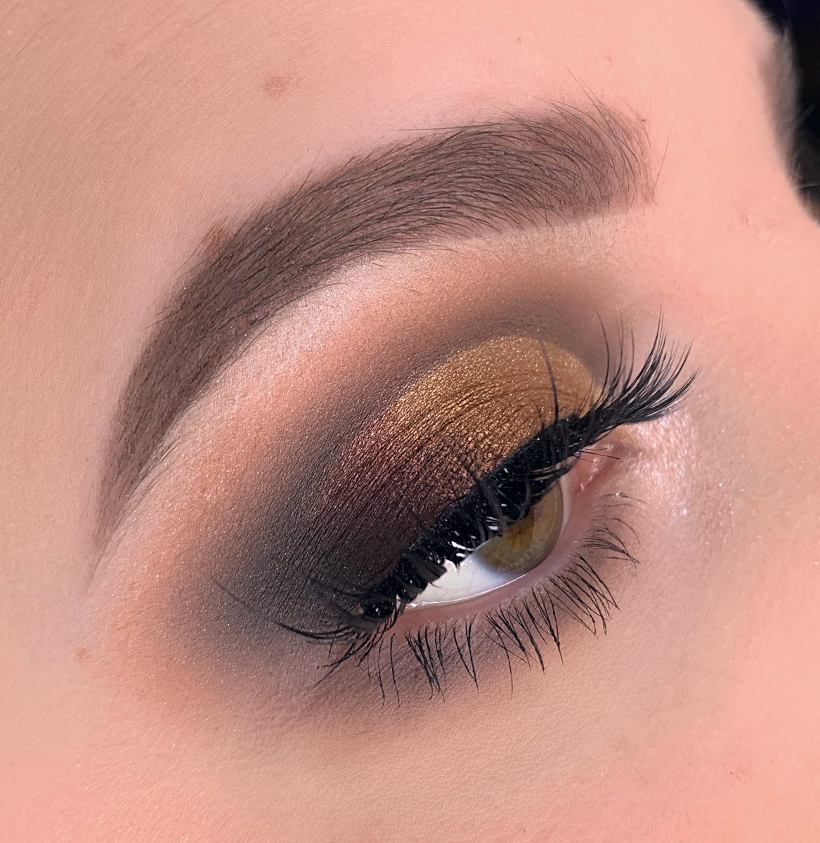 emilymuartistry's tweet photo. @ABHcosmetics Sultry palette!! https://t.co/fBRVWWUU6s