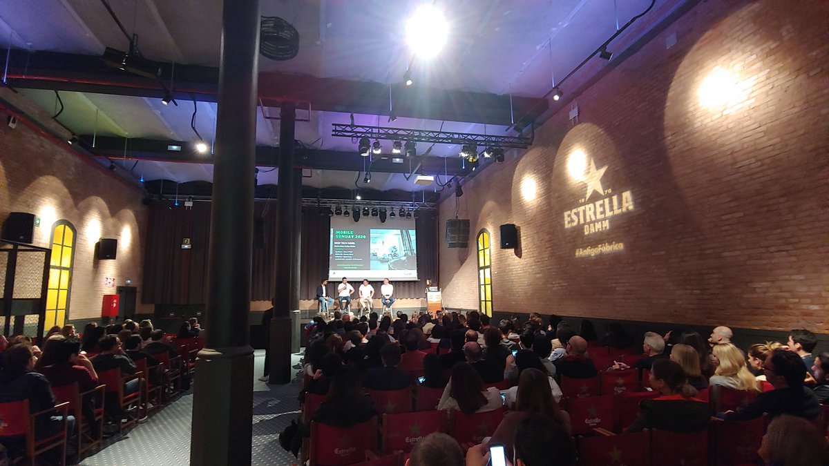 Full house at #mobilesunday in Barcelona! #vleadersmobile team pitching live on stage