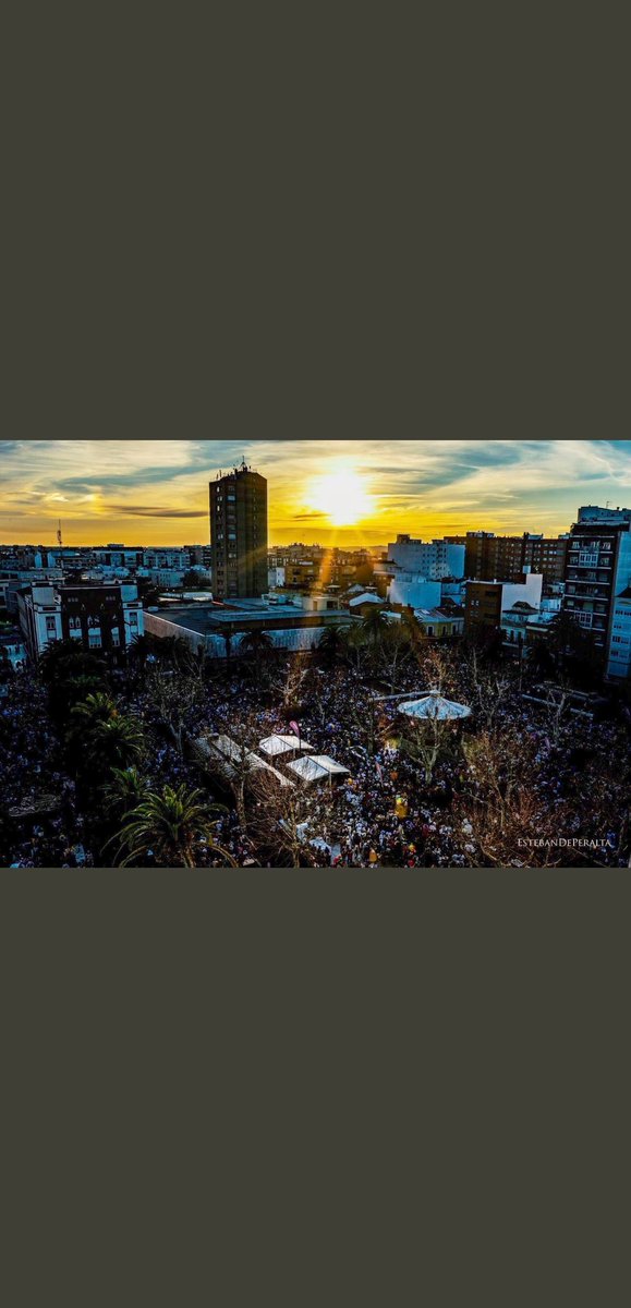 Jonathan_bada's tweet photo. Quien ha hecho esta foto es un genio.
Badajoz, que bonita eres. https://t.co/VdOuhzZpbn
