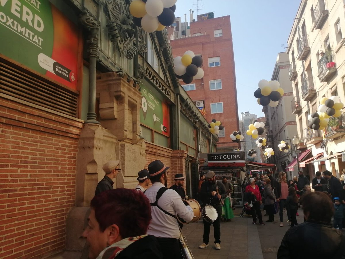 FundacioCanigo's tweet photo. La llar al Mercat de la Llibertat, celebrant el Carnaval "Anys 20". https://t.co/hbDkpO0ZI3