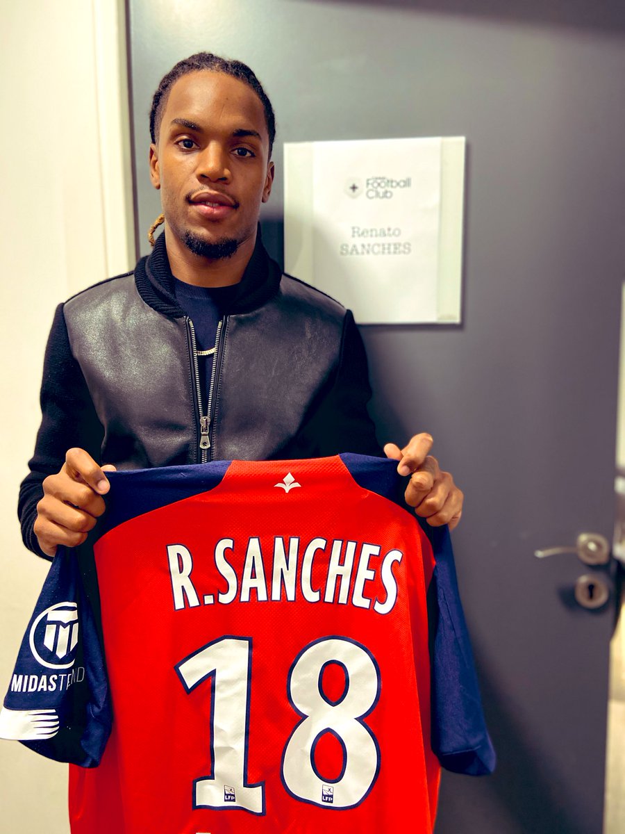 RT + Follow le @CanalFootClub pour tenter de gagner le maillot dédicacé de <a href="/renatosanches35/">renatosanches</a> ! 🎁