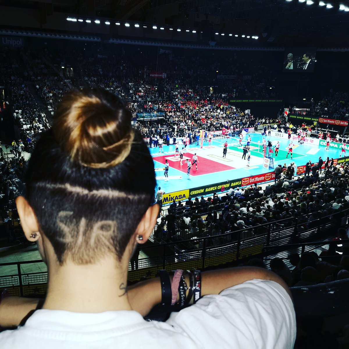 Giangia6's tweet photo. Questo per me resterà per sempre il weekend in cui ho ballato reggaeton vestita da palazzetto. Milano Sirmaniaca è per sempre. #odiotutti #welcomeback2016 #FinoAllaFine #connoimaisoli
#fieramenteperdente https://t.co/ghAVtbybom