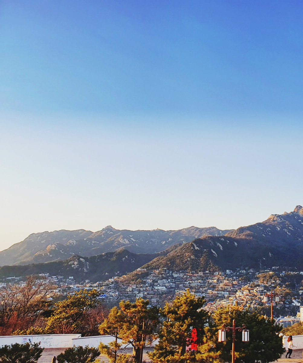 조금만 올라와서 보면
이렇게 평화롭고 아름다운데 ...
많은이들이 질병으로 고통받는
현실이 참 안타깝다 ...
빨리 이 힘든 날들이 지나가기를 기원한다 ... 🙏
- 북악산 스카이웨이에서 ...