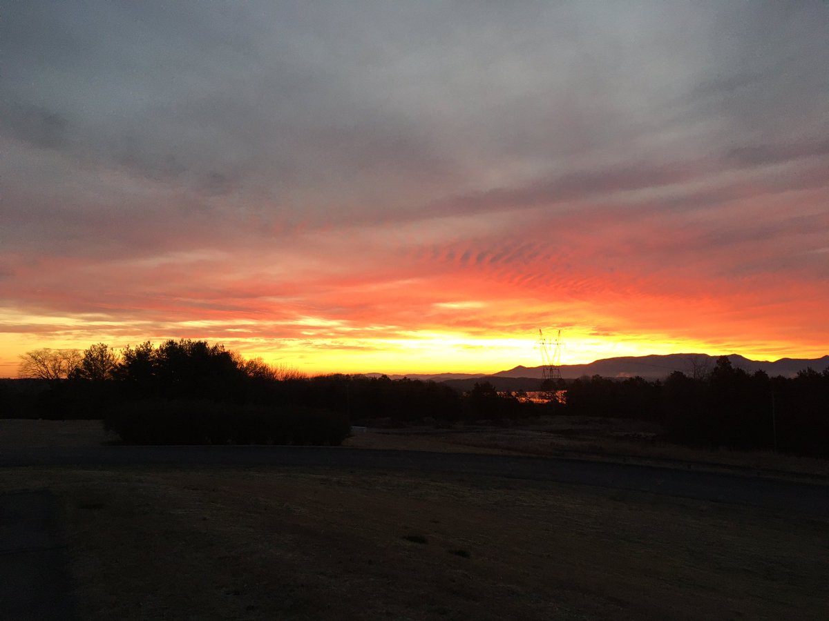 tnk7824's tweet photo. Beautiful Sunrise at Douglas Dam https://t.co/l0akXJgNzD
