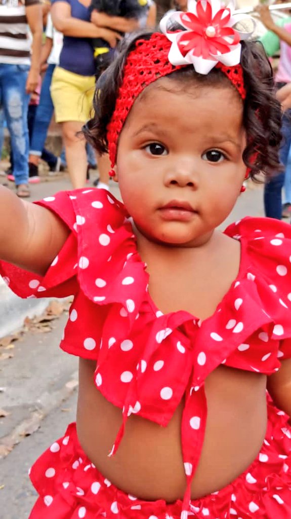 RomeroFelixE's tweet photo. Desde los mas pequeños de la casa, hasta nuestros abuelitos se unen, y protagonizan con amor y alegría un magico espectáculo que atraviesa con mucho colorido y entusiasmo las calles de nuestro pueblo. #CarnavalesParaTi2020. 
#SanSebastianEsParteDeTi https://t.co/0onvKmGOKv