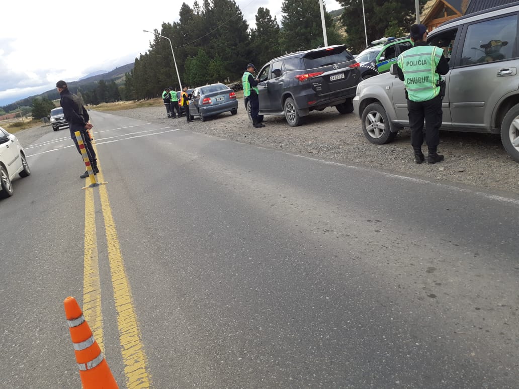 APSVChubut's tweet photo. #AHORA
#VeranoSeguro
#Esquel
El personal de la Subsec de Seg Vial |#APSV está realizando operativo de control y prevención sobre la #RN259, acceso Sur de esta ciudad👇
#Chubut
#LaPrevencióneselMejorCamino https://t.co/X8DFoy8fVZ