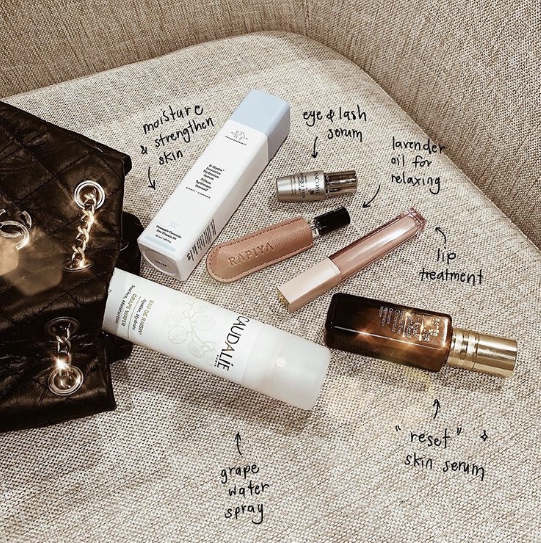 InflightWell's tweet image. Netty’s 6 hour inflight skincare routine 😍 Her routine inspires us to take your lashes into consideration too. 🤔 

#inflightwellness #inflightmode #layout #beauty #wellness #inflightroutine #inspiration 

Photo Credits: nettytitiya via Instagram
