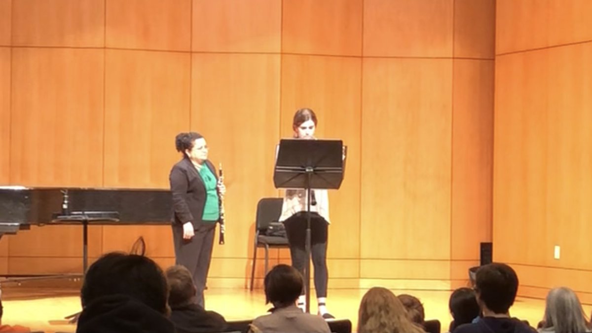 emlilmommy's tweet photo. My sweet girl enjoyed her oboe master class today from Dr. Alvarez @baylor_music @CyFairISD @JerseyVillageHS @SamHoustonState #doublereedday https://t.co/OsdU0Qr0BB