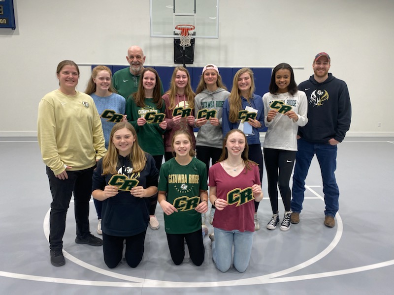 CRHSgbball's tweet photo. Got to get together one last time to celebrate this fantastic group. Excited to cheer them on in their Spring activities! #OneCR #RidgeHoops 🐍🏀💚 https://t.co/Rh5jHW8zpH