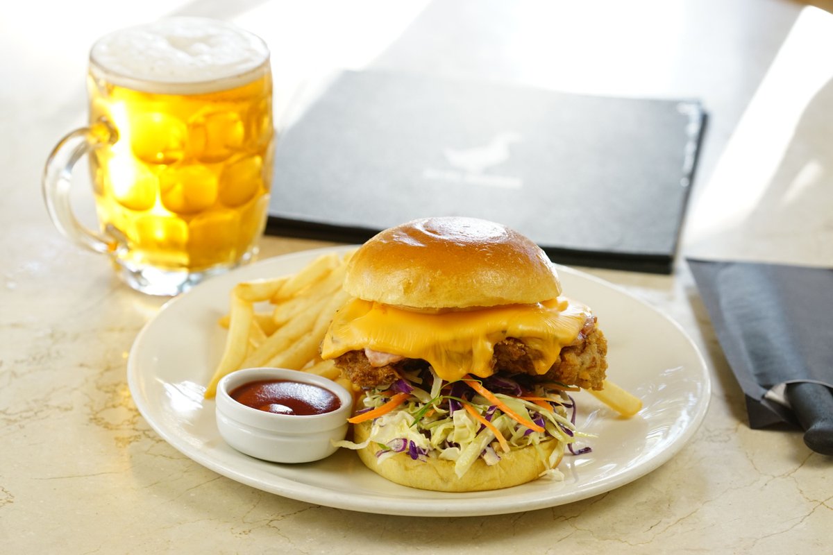 hotelmosman's tweet photo. Who’s down for a juicy burger and a cold one? 🍔🍺

We know we are! 
.
.
.
#hotelmosman #theduck https://t.co/bHqXq2iiju