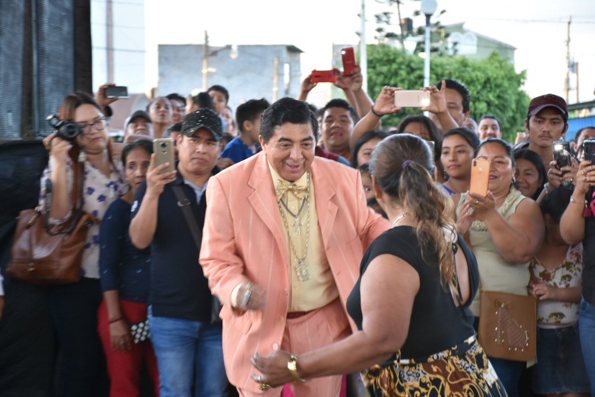 Luis_Villamayor's tweet photo. En San #Carlos #Macuspana en la presentación del show cómico de #Huicho #Dominguez en su gira por la zona ríos junto a mi amigo #David #Zurita, Juan Alonso Huerta, Cirilo Antonio, el Dip Rafael E Sánchez, El Dip Fermin Bahena, Anita Reglado de la #Fundación #NABELLE. https://t.co/cAaLhMyIlA
