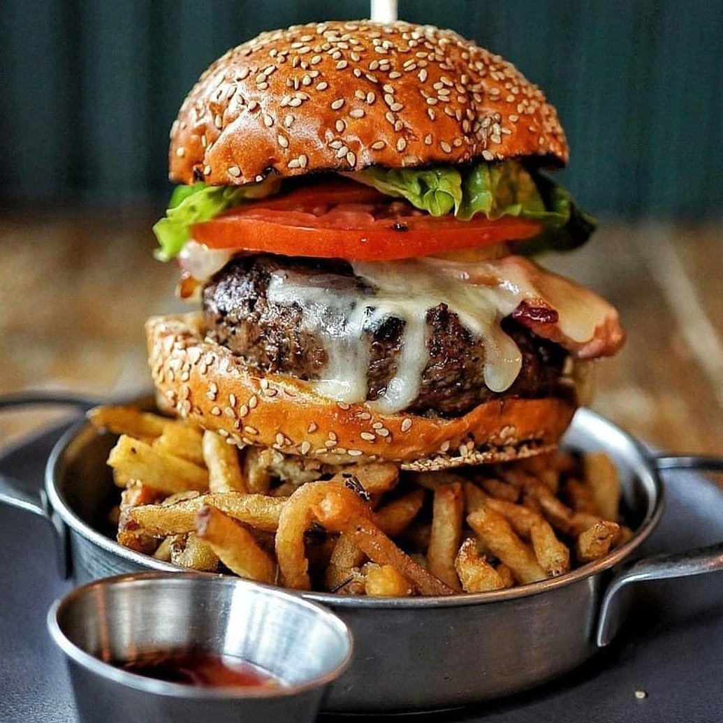 Your Sunday dinner plans are set! 
The Jane Burger
cheddar, double smoked bacon,  sautéed onions, pickled tomatoes,  jalapeño marmalade 📷 by @imma_eat_this .

#janerestaurant #foodporn #nyceeeeeats #newyorkcity #westvillage #tribeca #soho #nyc #Chelsea #Manhattan  #newyork