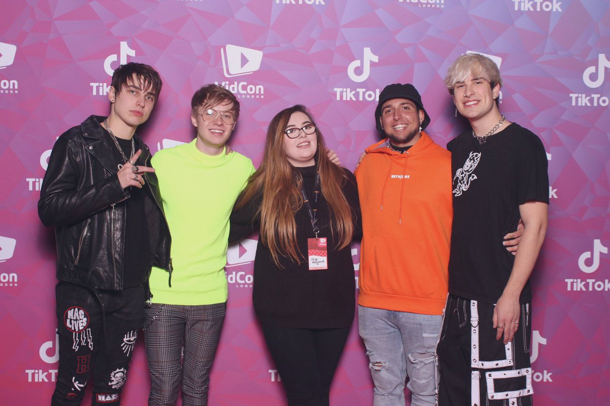 chloholdsworth's tweet photo. Vidcon was pretty successful @ItsCoreyScherer @SamGolbach @jakewebber @ColbyBrock @KianLawley @jccaylen @AnastasiaK_xoxo  @tbhbyron  @hqrriet 💜 https://t.co/oOuJGfXHq8