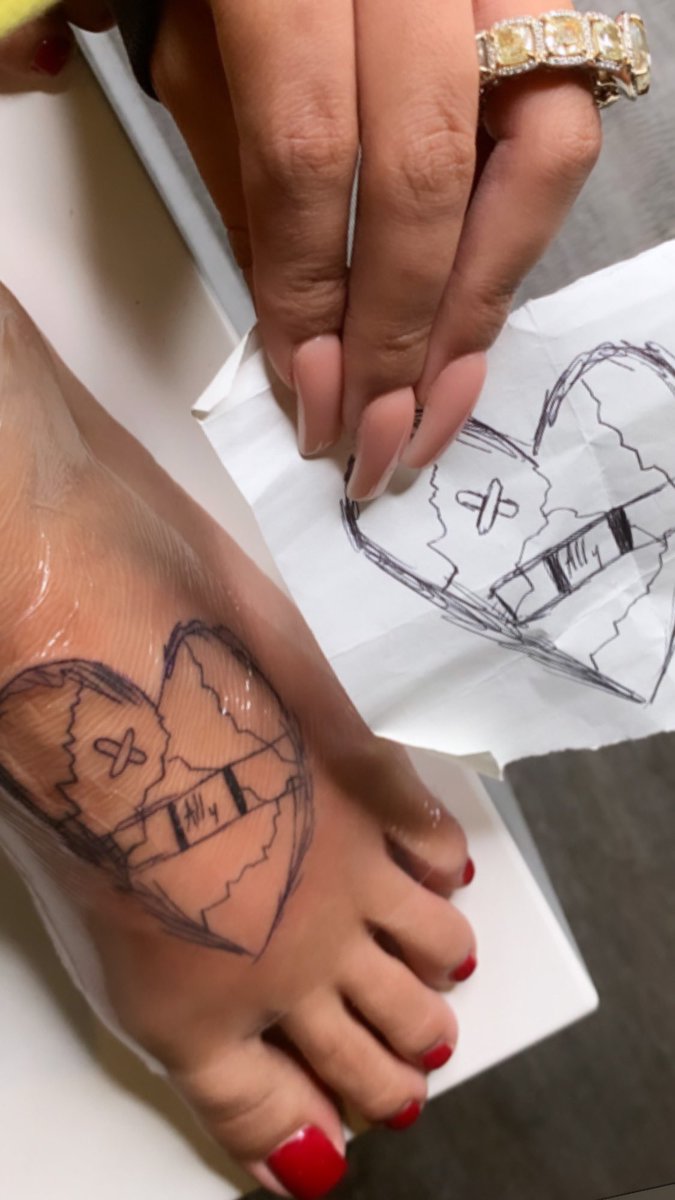 highimallyy's tweet image. j randomly drew this on a hotel note pad a little over a yr ago while we were on tour