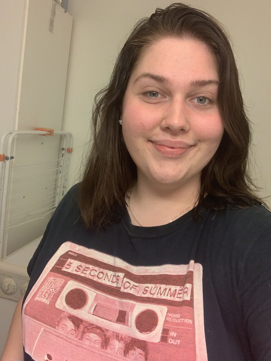 lombabylon's tweet photo. Then vs now ft. My old 5sos t-shirt #OldMeBy5SOS #OldMeOutNow https://t.co/4Unpiaf5PM