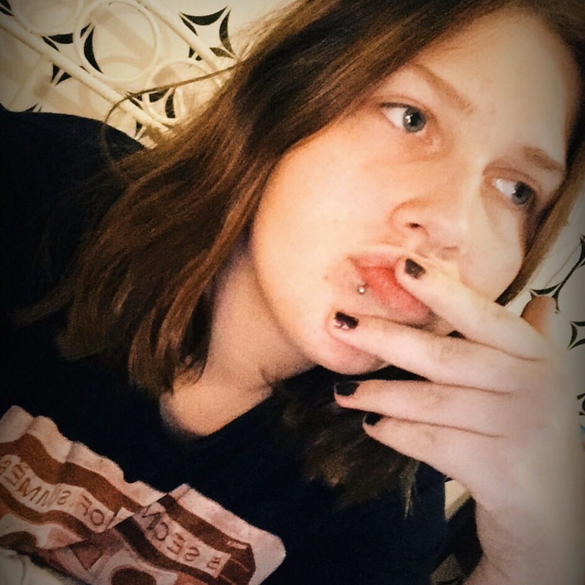 lombabylon's tweet photo. Then vs now ft. My old 5sos t-shirt #OldMeBy5SOS #OldMeOutNow https://t.co/4Unpiaf5PM