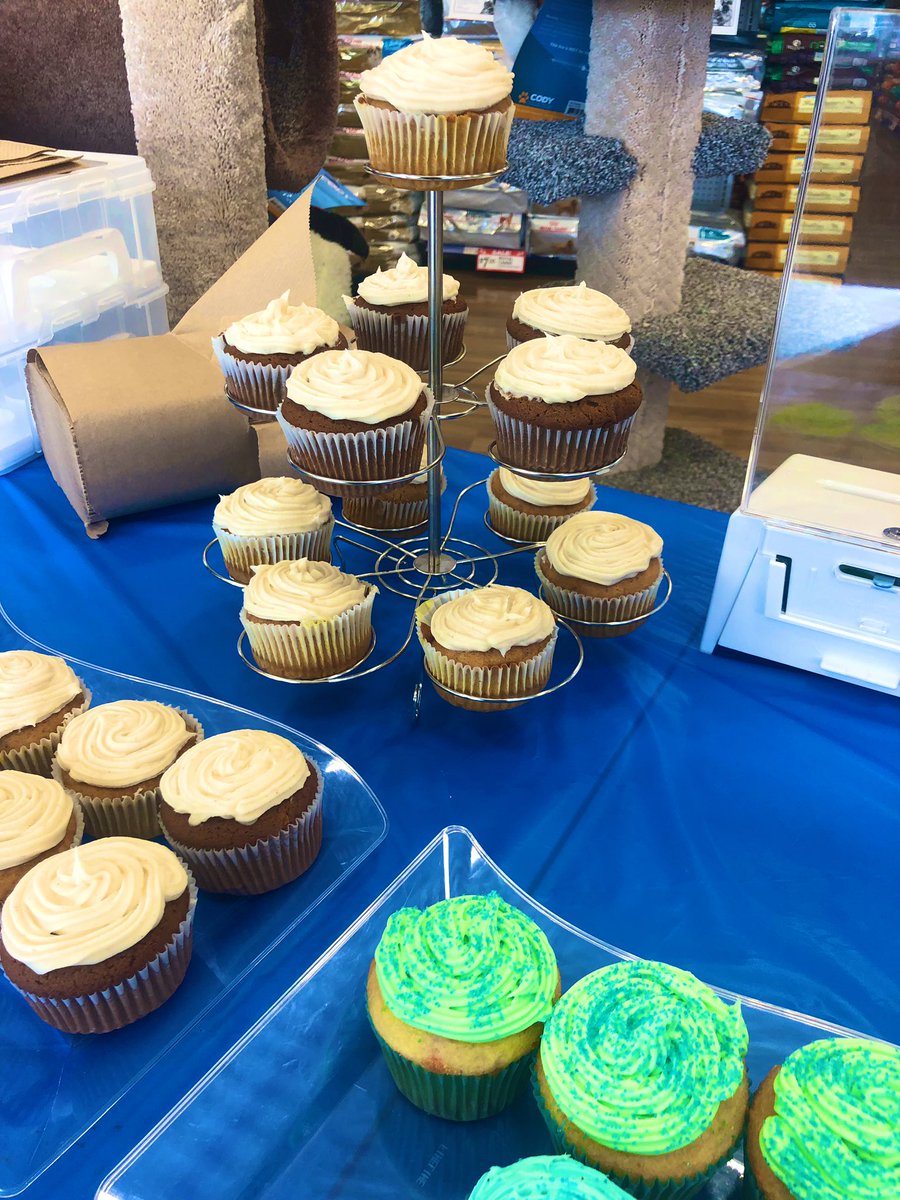 Enjoy a delicious cupcake here at the Cupcake Day Fundraiser <a href="/RENSPETS/">Ren's Pets</a> in Brantford until 5pm! All proceeds raised will be supporting the <a href="/brantcountyspca/">Brant County SPCA</a> 🐶🐱