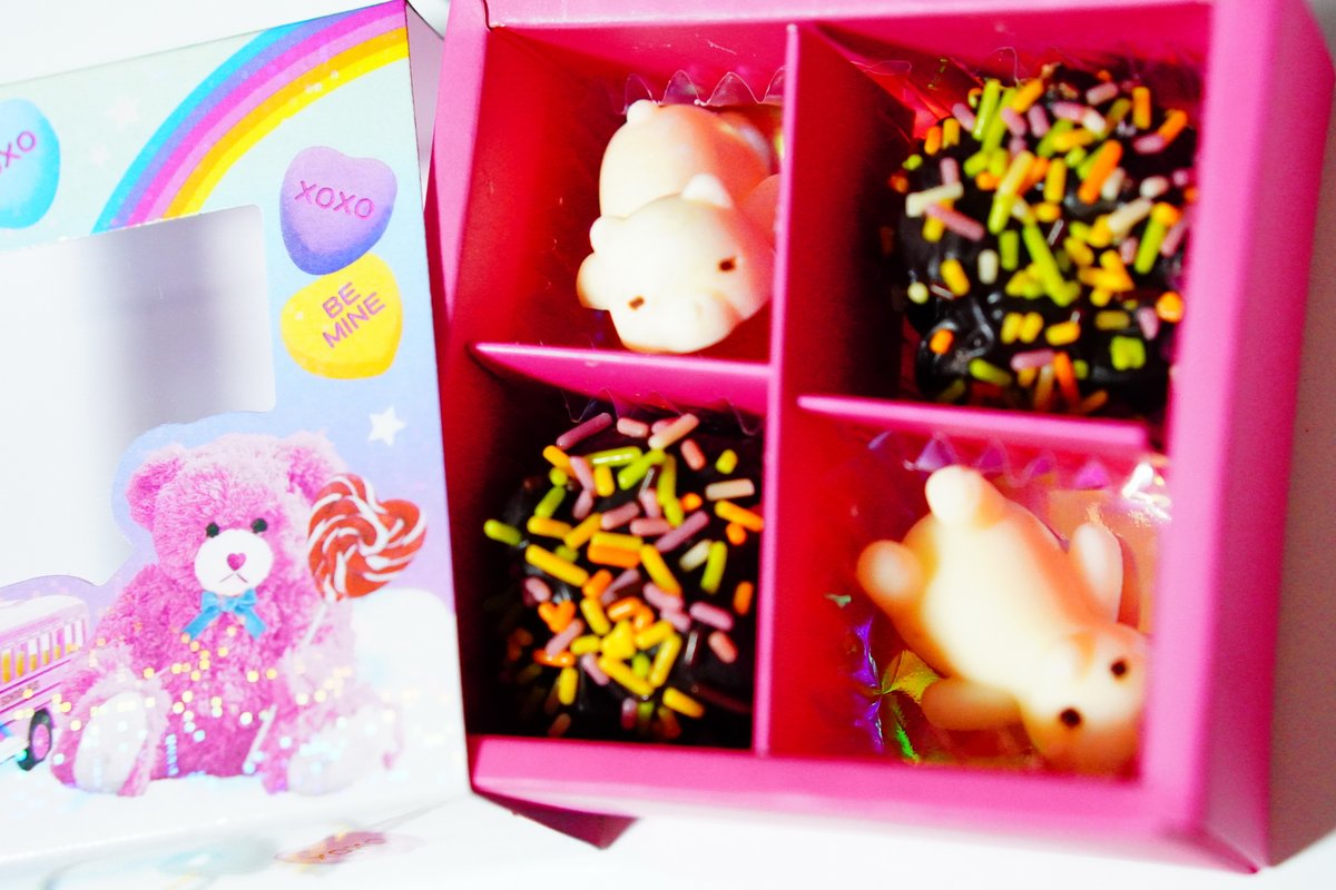 7fj's tweet photo. おとし玉もらったお友達にチョコでお返ししてたら
チョコ入れる箱が在庫切れになってきたん；
今日、箱を探す旅に出たけど、どこも品切れであんまりかわいい箱がなかった…(汗；； https://t.co/6DtUCurJqg